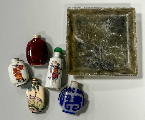 A group of five Chinese glass and porcelain snuff bottles, 19th/20th century,