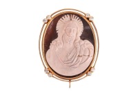 A hardstone cameo reliquary, the ferruginous quartz (or rhyolite?) relief-carved with the portrait of Jesus, set in an oval frame, intercardinal points adorned with brilliant-cut diamond accents, base deficient, unmarked yellow metal surface testing as 18
