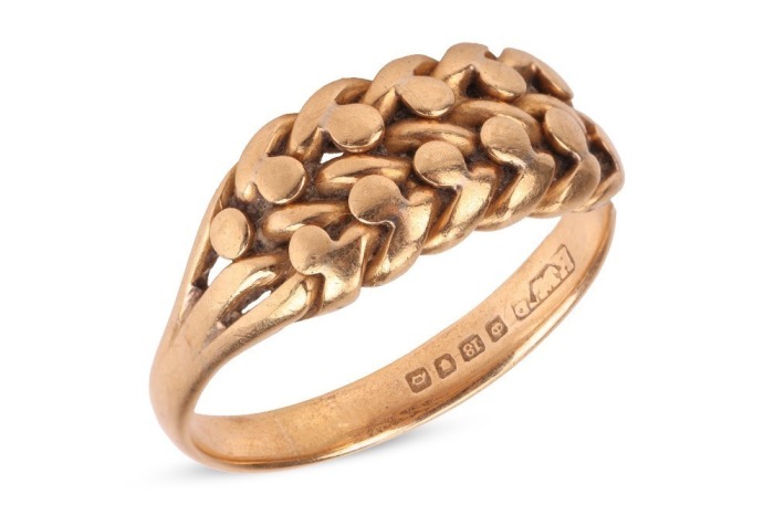 A braided ring in 18ct yellow gold, of woven design leading to tapering shank, London 1919, size S&frac12;, 5.4 grams.