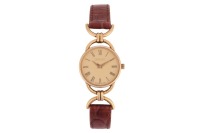 Gucci &ndash; Lady&rsquo;s Wristwatch Reference: 6000.2.L Bezel: Smooth Year: 1990s Case Material: Electroplated Stainless Steel Case Diameter: Approximately 22mm Dial: Gold-Tone, Dauphine Hands Numerals: Black Roman Numerals Crown: Signed, Fluted Movement: Gucci-1 (