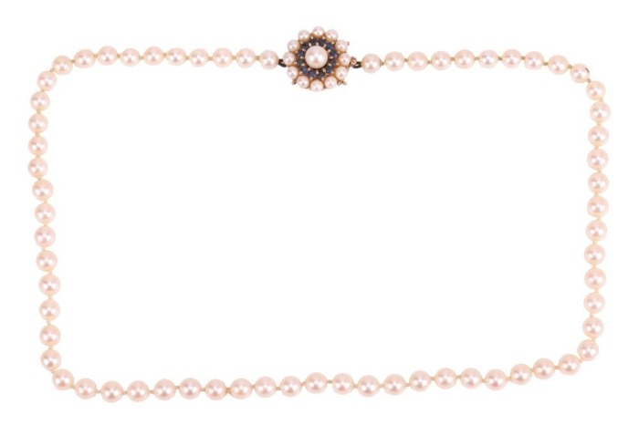 A cultured pearl necklace with gem-set clasp in 9ct gold, comprising a strand of round cultured pearls of 6.0 mm, hand-knotted to a cluster box clasp set with circular-cut sapphires and cultured pearls, British assay marks, overall length 50.0 cm, 30.4 gr